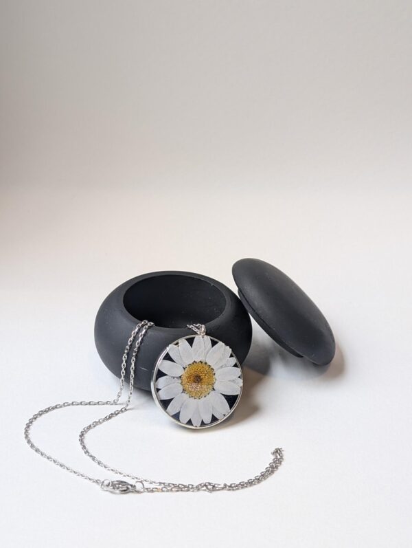 Oxeye Daisy Round Necklace - Image 5