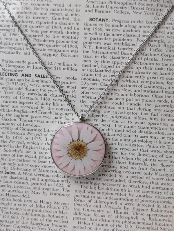 Oxeye Daisy Round Necklace - Image 10