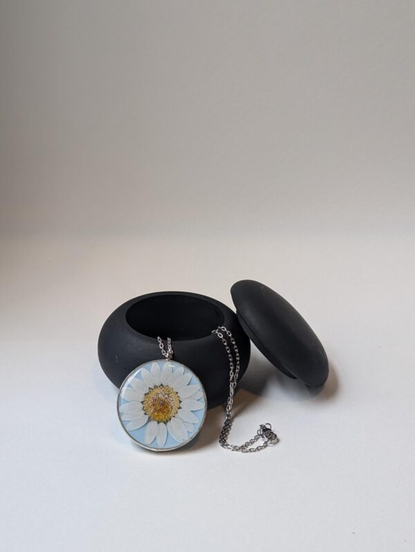 Oxeye Daisy Round Necklace - Image 2